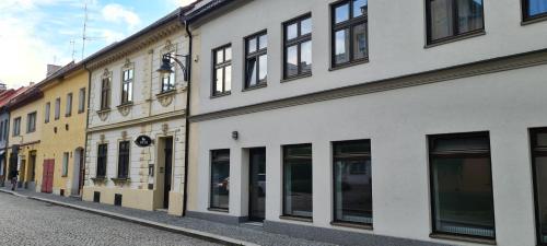 a row of buildings on a city street at The Gusto apartmán in Chomutov