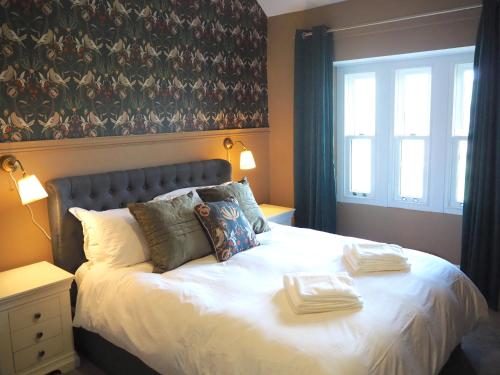 ein Schlafzimmer mit einem Bett mit zwei Handtüchern darauf in der Unterkunft Hope View House in Castleton