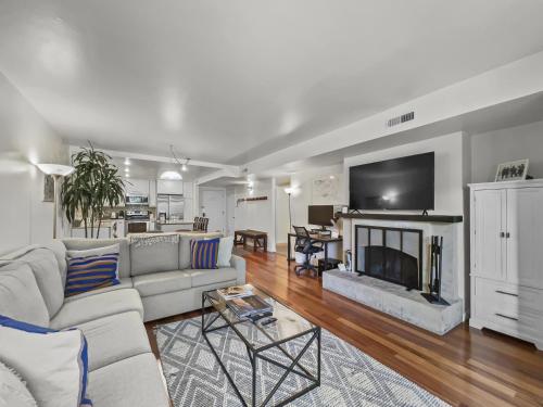 Televiisor ja/või meelelahutuskeskus majutusasutuses 129 Park Station Escape! Cozy Condo with Pool & Hot Tub! Walking Distance to Main Street & Town Lift! condo