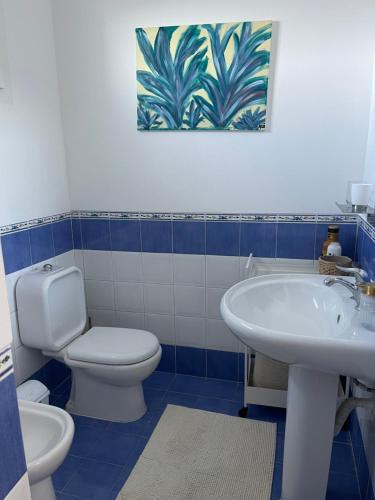 アウグスタにあるVilla Bellaの青と白のバスルーム(トイレ、シンク付)