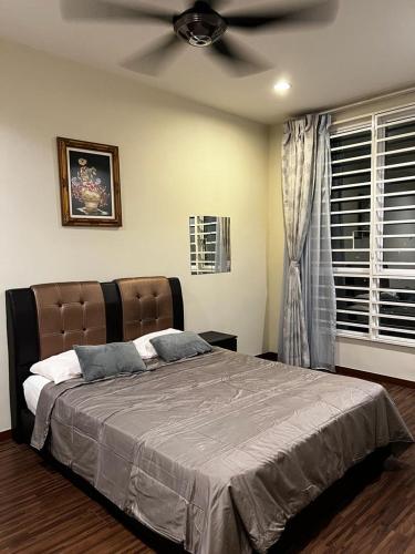 1 dormitorio con 1 cama y ventilador de techo en Zetapark, The Loft en Kuala Lumpur