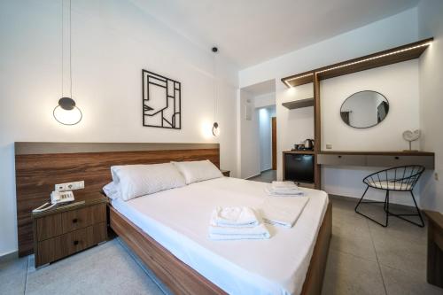 a bedroom with a large bed and a mirror at Amalia Apartments in Balíon