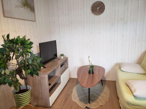 un salon avec une télévision et une table basse dans l'établissement Détente à Mont-près-Chambord, à Mont-près-Chambord