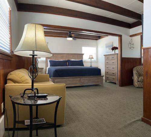 sypialnia z łóżkiem, kanapą i stołem w obiekcie Hontoon Landing Resort & Marina w mieście De Land