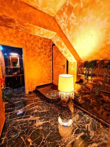 a living room with a table and a lamp at SUITE BOTTICELLI in Albavilla