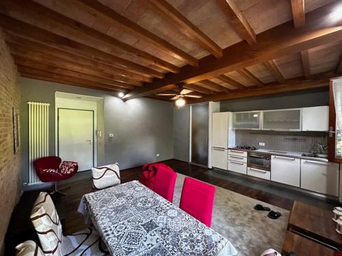 - une cuisine avec une table et des chaises rouges dans la chambre dans l'établissement Casa Via Frati, à Sassuolo