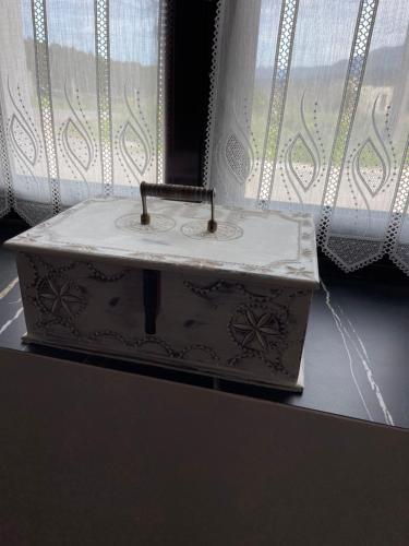 uma caixa em cima de uma janela em Casa vacacional Escuela la Llera em Colunga