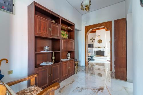 uma sala de estar com armários de madeira e uma mesa em Cretan Village Renovated House em Iráclio