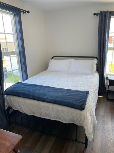 Ένα ή περισσότερα κρεβάτια σε δωμάτιο στο Duncklee Room 202, Hyland Hotel