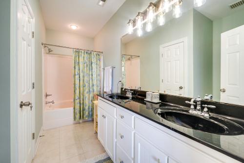 y baño con lavabo grande y ducha. en Carolina Beach Lakefront House Walk to Beach!, en Carolina Beach