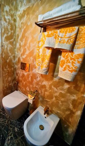 Un baño de SUITE CARAVAGGIO