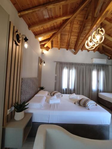 2 camas en una habitación con techos de madera en VILLA ELLIS SKIATHOS en Skíathos
