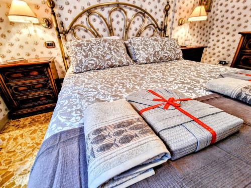 Zwei Bücher sitzen auf einem Bett mit Bogen in der Unterkunft Grazia Guesthouse in Rom