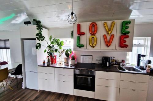 Kuchyň nebo kuchyňský kout v ubytování Beautiful house in heart of HFJ