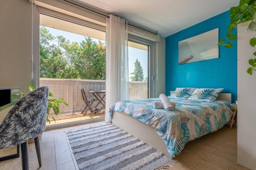 a bedroom with a bed and a large window at Studio GDX Privilége - Bourg en Bresse - Centre ville & Gare in Bourg-en-Bresse