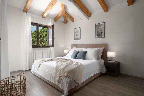 A bed or beds in a room at Casa Pinia with outdoor jacuzzi