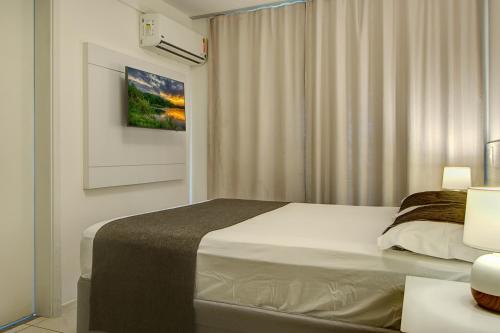 sypialnia z dużym łóżkiem i oknem w obiekcie Villa Beira Mar w mieście Fortaleza