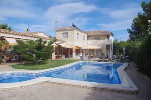 een villa met een zwembad voor een huis bij L'Eden in Les tres Cales