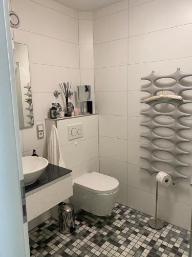 een badkamer met een toilet en een wastafel bij Rüngsdorf in Bonn