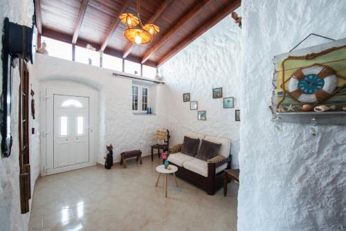 Gallery image of BunnyFoot: Country house of 135 sqm in Leros. in Panteli