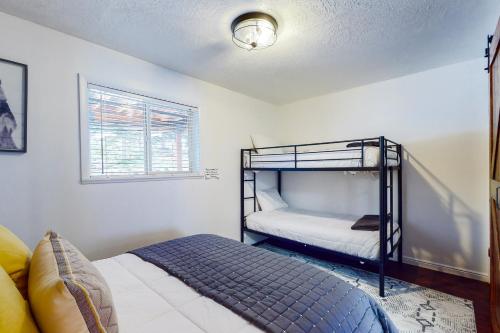 Двухъярусная кровать или двухъярусные кровати в номере Snowflake Lane, #104