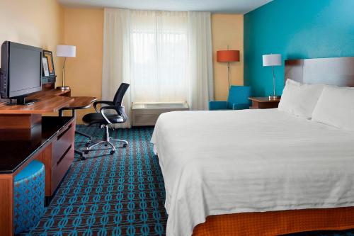 Habitación de hotel con cama, escritorio y TV. en Fairfield Inn & Suites Lexington Keeneland Airport en Lexington