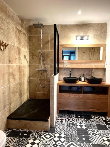 une salle de bain avec une douche, un lavabo et une baignoire dans l'établissement Bel appartement 8 personnes à Saint Chaffrey, à Saint-Chaffrey