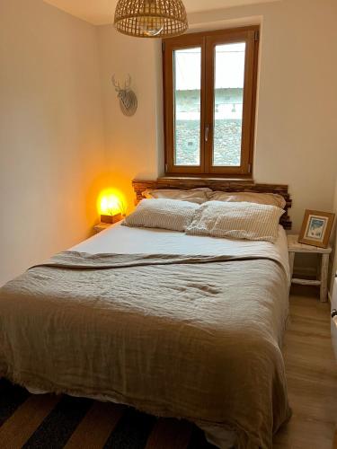 une chambre avec un grand lit avec une fenêtre dans l'établissement Bel appartement 8 personnes à Saint Chaffrey, à Saint-Chaffrey
