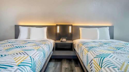 Una cama o camas en una habitación de Studio 6 Texarkana TX