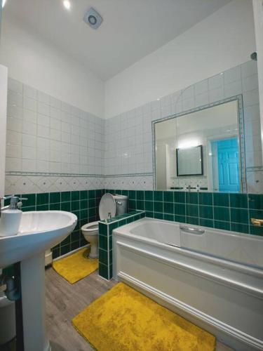 ein Badezimmer mit einer Badewanne, einem Waschbecken und einem WC in der Unterkunft New Marylebone Gem/One Bedroom in London