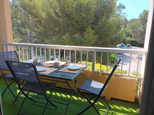 une table et des chaises assises sur un balcon avec une table et des chaises dans l'établissement Plein sud, à Saint-Mandrier-sur-Mer