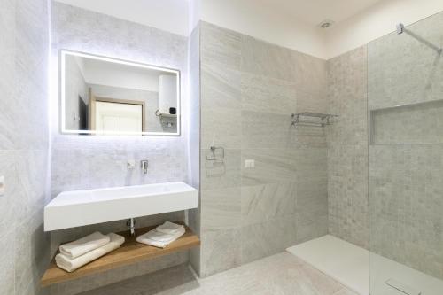 bagno con lavandino e doccia di La Suite Cagliari - Cagliari centro a Cagliari