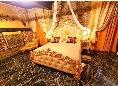 a bedroom with a bed with a couch in it at SUITE BOTTICELLI in Albavilla
