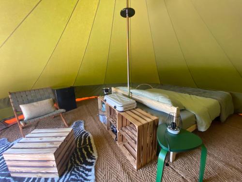 Landgoed Julianahoeve في Helenaveen: غرفة مع خيمة مع سرير وطاولة