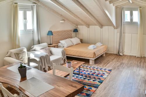 een woonkamer met een bed en een bank bij Old Town Apartment in Corfu-stad