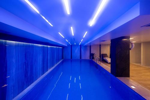 una pista da bowling con luci blu in un edificio di Graziella Gold Hotel a Istanbul