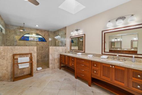 baño con 2 lavabos y espejo grande en 4Br 2Ba Newly Furnished Princeville Home, AC, Pool, Tennis, en Princeville