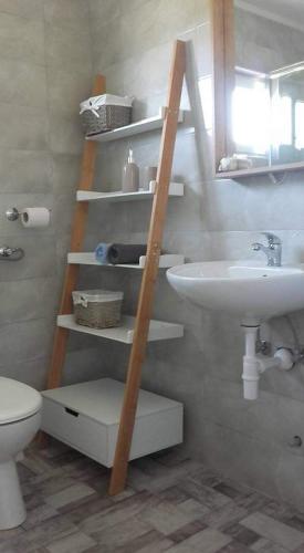 bagno con scala accanto a lavandino e servizi igienici di Jiran a Bibinje (Bibigne)