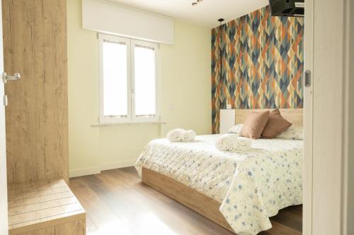 een slaapkamer met een bed met twee handdoeken erop bij Le fanciulle di Pompei Suites in Pompei