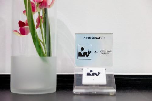 Sijil, anugerah, tanda atau dokumen lain yang dipamerkan di Hotel Senator