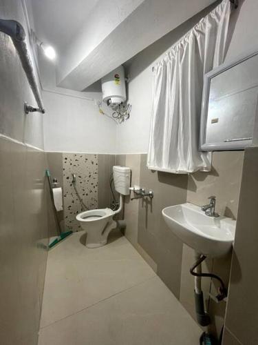 ein Bad mit einem WC und einem Waschbecken in der Unterkunft JoeLene's Studio Apartment in Lapalang, Shillong in Shillong