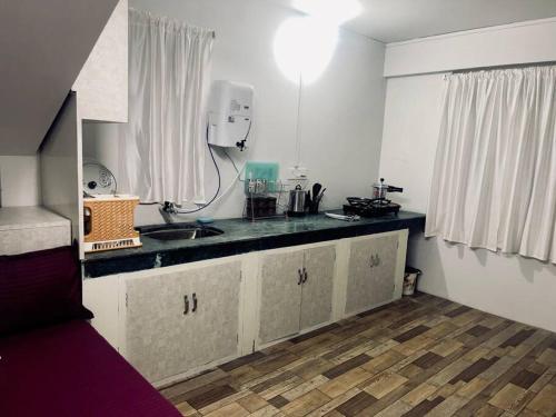 eine Küche mit einer Spüle und einer Arbeitsplatte in der Unterkunft JoeLene's Studio Apartment in Lapalang, Shillong in Shillong