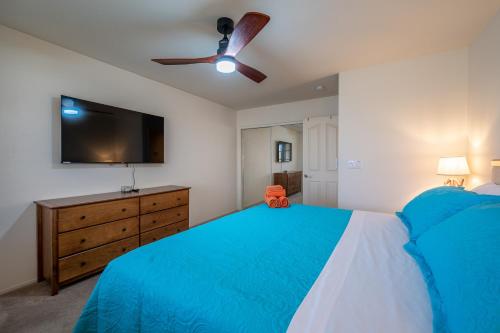 Katil atau katil-katil dalam bilik di Coachella Chill: Luxury 4BR/4King Paradise Retreat