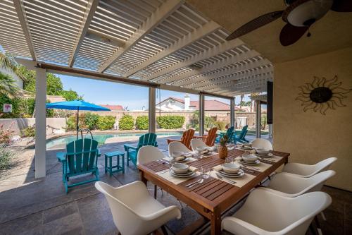 En restaurant eller et spisested på Coachella Chill: Luxury 4BR/4King Paradise Retreat