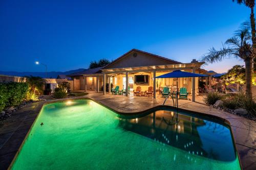 Kolam renang di atau dekat dengan Coachella Chill: Luxury 4BR/4King Paradise Retreat
