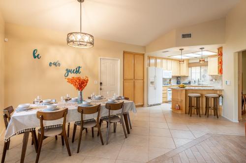 Dapur atau dapur kecil di Coachella Chill: Luxury 4BR/4King Paradise Retreat