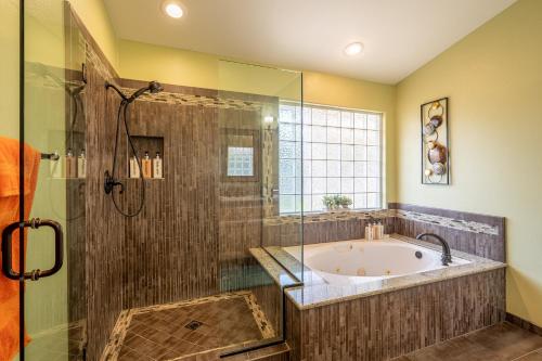 Bilik mandi di Coachella Chill: Luxury 4BR/4King Paradise Retreat