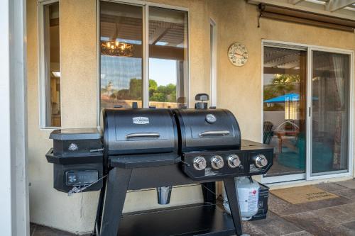 Kemudahan BBQ tersedia untuk tetamu di rumah percutian