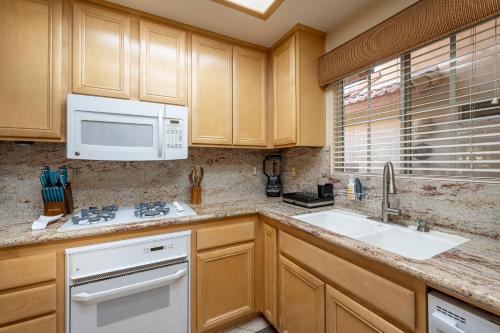 Dapur atau dapur kecil di Coachella Chill: Luxury 4BR/4King Paradise Retreat