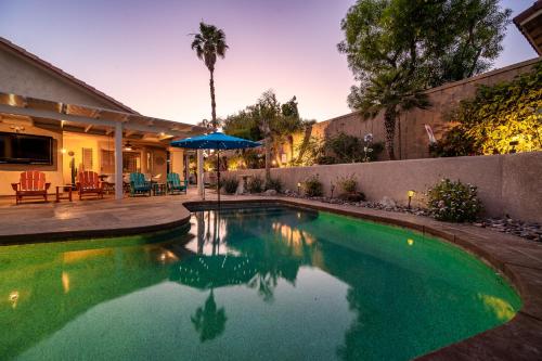 Kolam renang di atau dekat dengan Coachella Chill: Luxury 4BR/4King Paradise Retreat